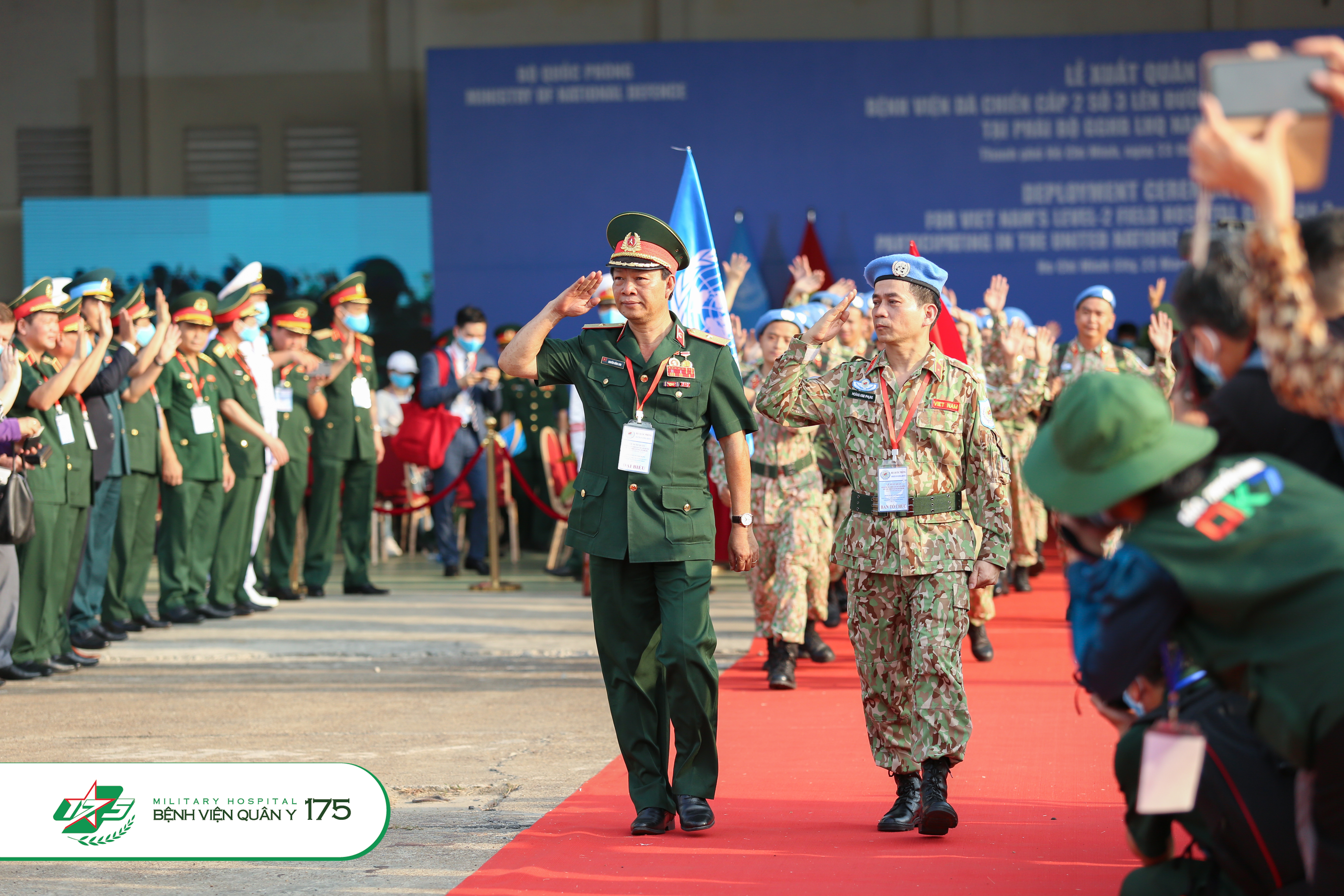 Xuc-dong-hinh-anh-cac-chien-si-ao-trang-bv-quan-y-175-toi-nam-su-san-xay-dung-benh-vien-da-chien (1)